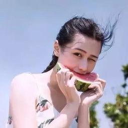 女生网红吃瓜图片高清,高清瓜果盛宴，女生网红带你领略视觉盛宴